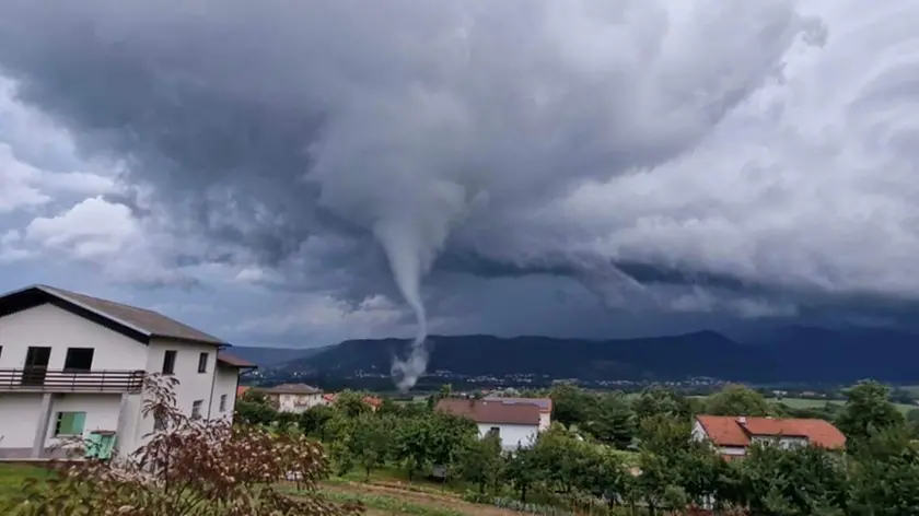La tromba d'aria a Ilirska Bistrica (Foto Neurje.si - Petra Mršnik)