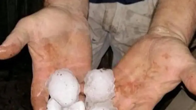 Grandinata con palle di ghiaccio nel napoletano, 5 settembre 2015. ANSA