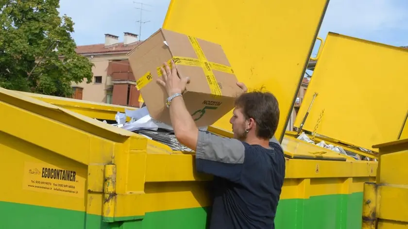 Uno dei contenitori all'interno delle ecopiazzole cittadine