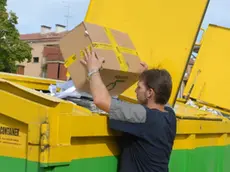 Uno dei contenitori all'interno delle ecopiazzole cittadine