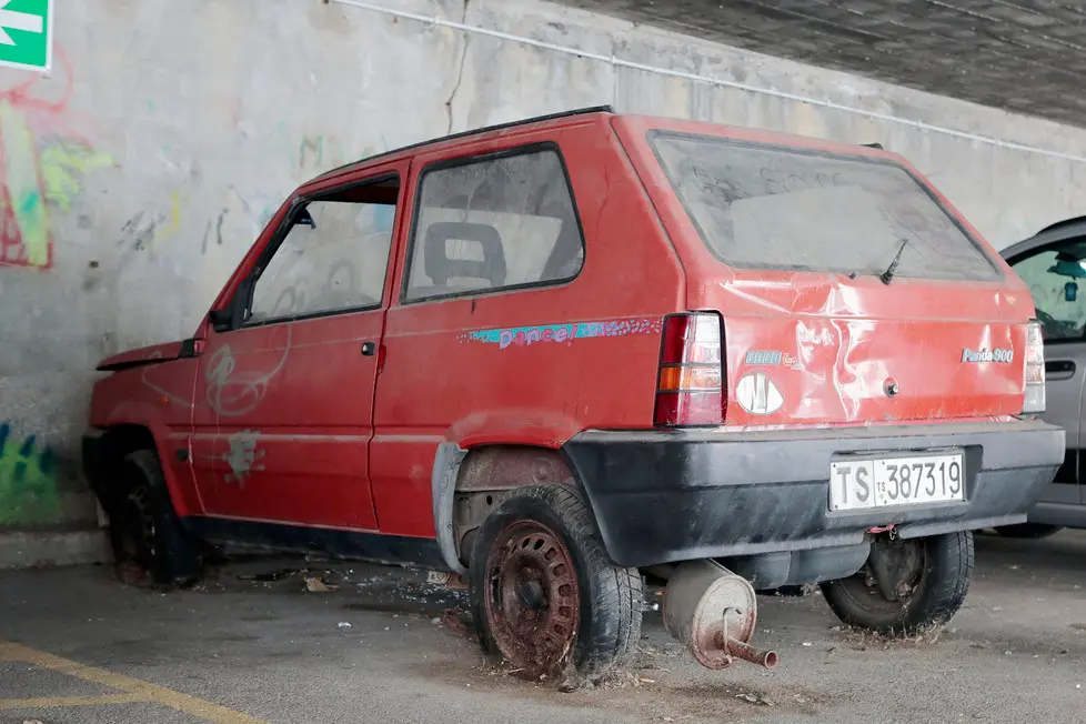 Silvano Trieste 2019-09-02 I parcheggi delle case ATER
