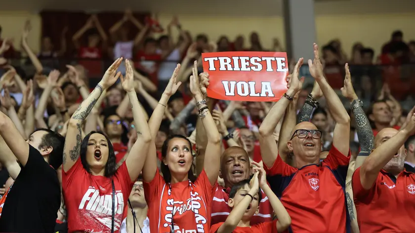Il muro di tifosi ha sostenuto la squadra Foto Bruni e Lasorte