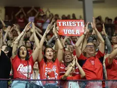 Il muro di tifosi ha sostenuto la squadra Foto Bruni e Lasorte