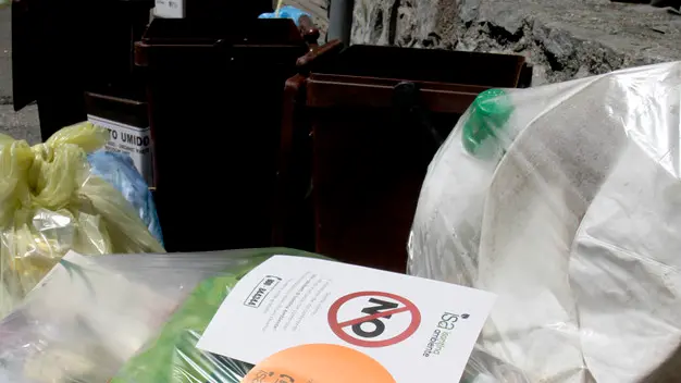 Bonaventura Monfalcone-17.05.2016 Rifiuti non conformi-Via dei Raparoni-Ronchi dei Legionari-foto di Katia Bonaventura