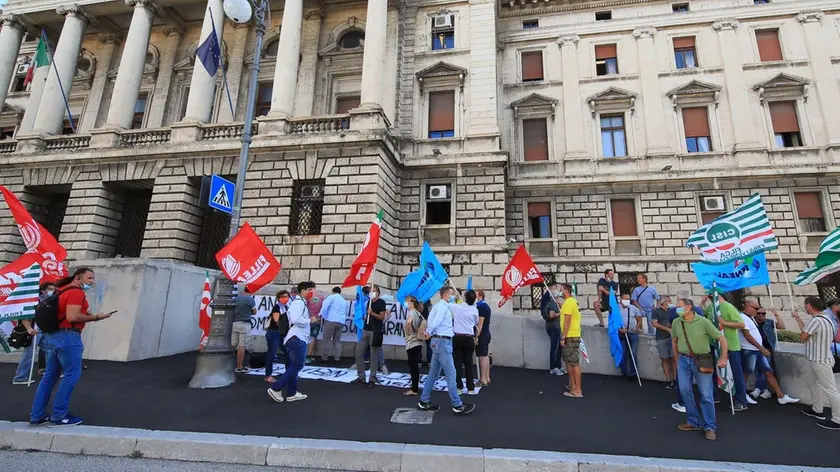 foto bruni trieste 11.09.20 Fallimento Colombin:gli operai all'esterno manifestano