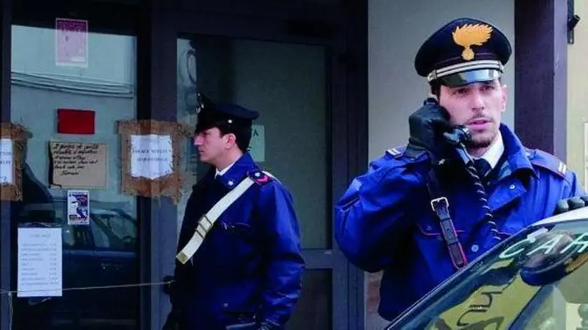 Una pattuglia dei carabinieri fuori dal “Punto G” al momento del sequestro