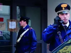 Una pattuglia dei carabinieri fuori dal “Punto G” al momento del sequestro