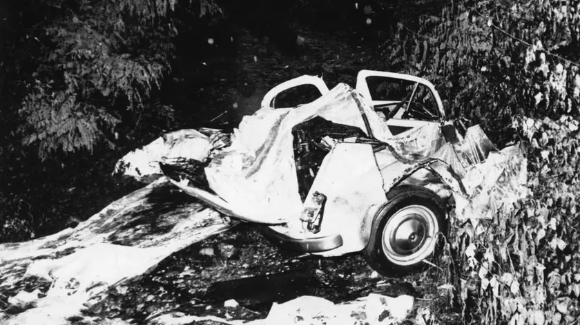 La carcassa dell’auto dopo lo scoppio che uccise i tre uomini dell'Arma