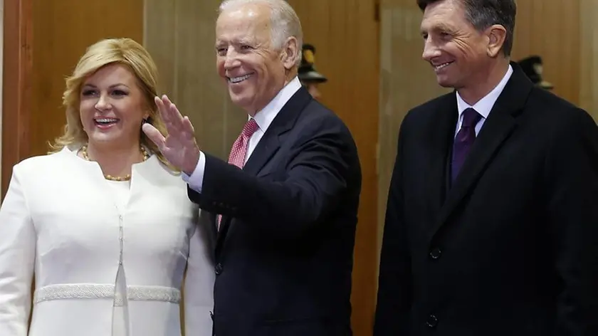 Joe Biden, al centro, fra Kolinda Grabar-Kitarovic e Borut Pahor durante il vertice a Zagabria