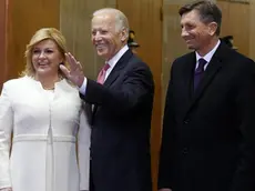 Joe Biden, al centro, fra Kolinda Grabar-Kitarovic e Borut Pahor durante il vertice a Zagabria