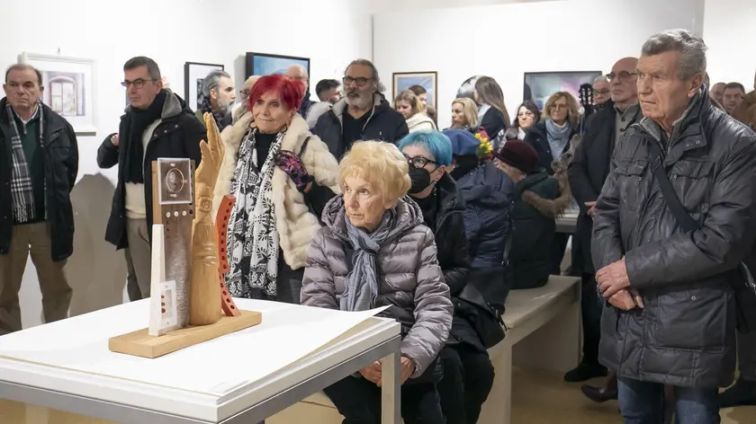 L’inaugurazione della mostra e alcune delle opere esposte al MuCa Foto Bonaventura