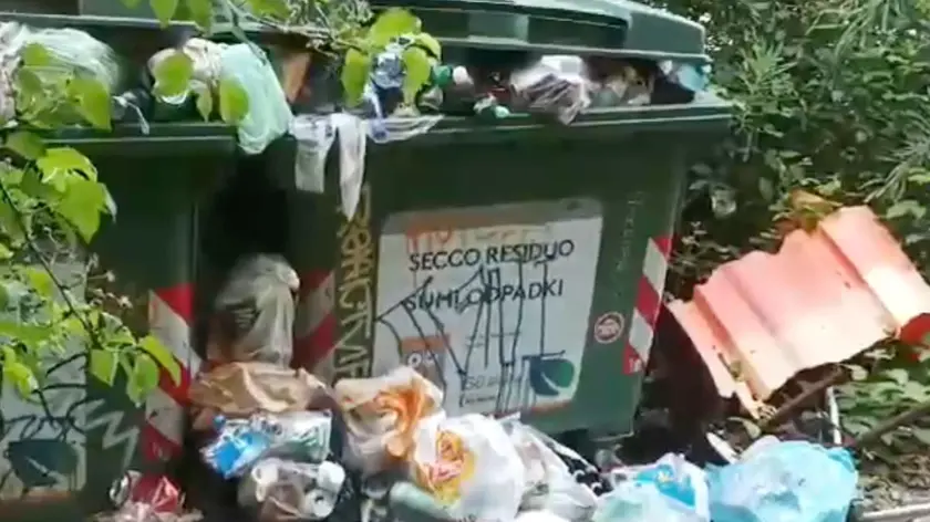 I cassonetti sommersi di immondizia a causa di un container che ha bloccato il servizio di nettezza urbana