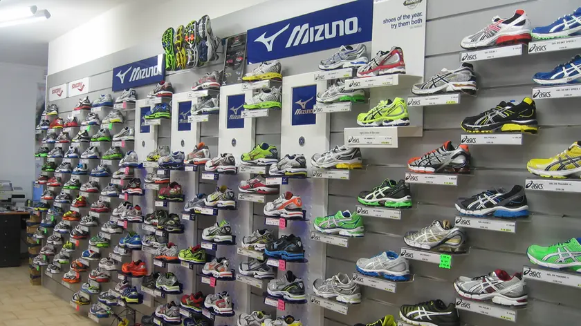 L'interno di un negozio di scarpe sportive