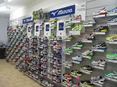 L'interno di un negozio di scarpe sportive