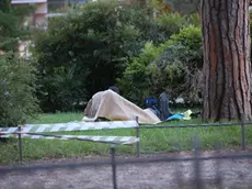 Profughi che dormono nel parco della Rimembranza (Foto Bumbaca)