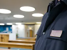 Un poliziotto durante il sopralluogo nella cappella di Cattinara (Silvano)