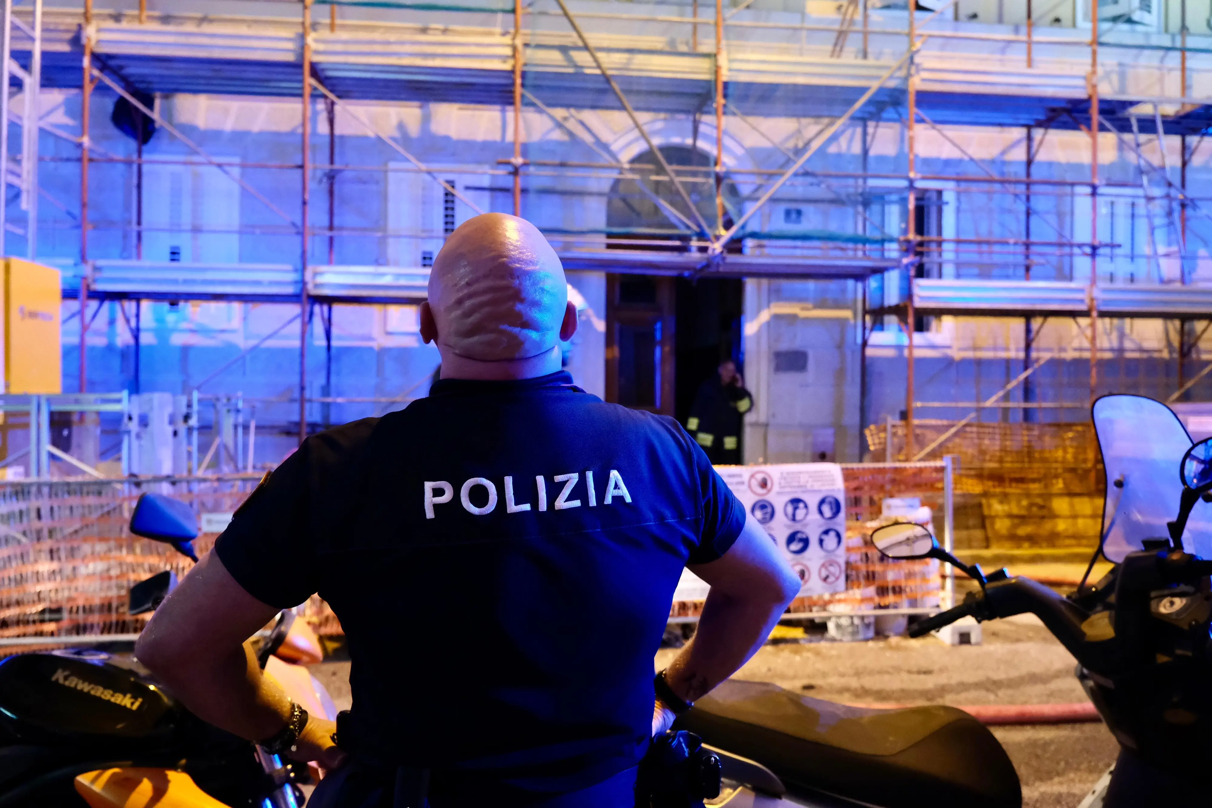 Sul tetto di una palazzina di cinque piani, sita al civico 3 si via Ricci a Trieste, intorno alle 20 di mercoledì è divampato un incendio che ha provocato l'esplosione di una bombola di gas. Sul posto i Vigili del fuoco, il 118, la Polizia di Stato e la Polizia Locale. Le foto di Massimo Silvano