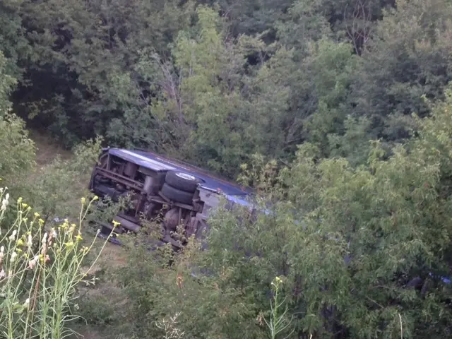 Il pullman nella scarpata (foto Missinato)
