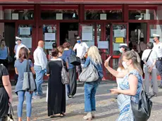 Le persone in fila per entrare all'Allianz Dome e sostenere il concorso (Silvano)
