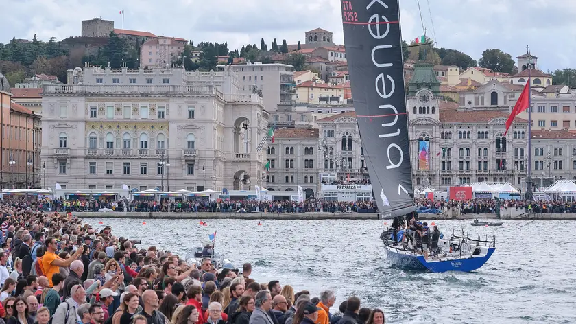 Rive e Molo Audace affollati per la regata (Silvano)