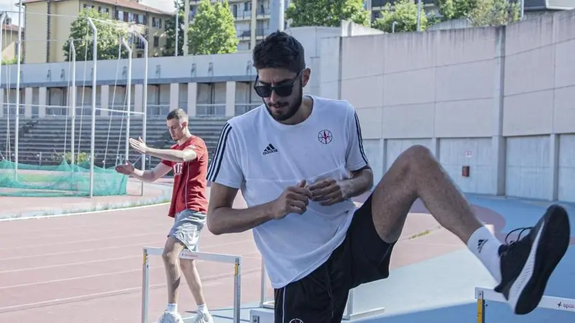 Teo Da Ros al lavoro con gli ostacoli, dietro Deangeli