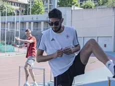 Teo Da Ros al lavoro con gli ostacoli, dietro Deangeli