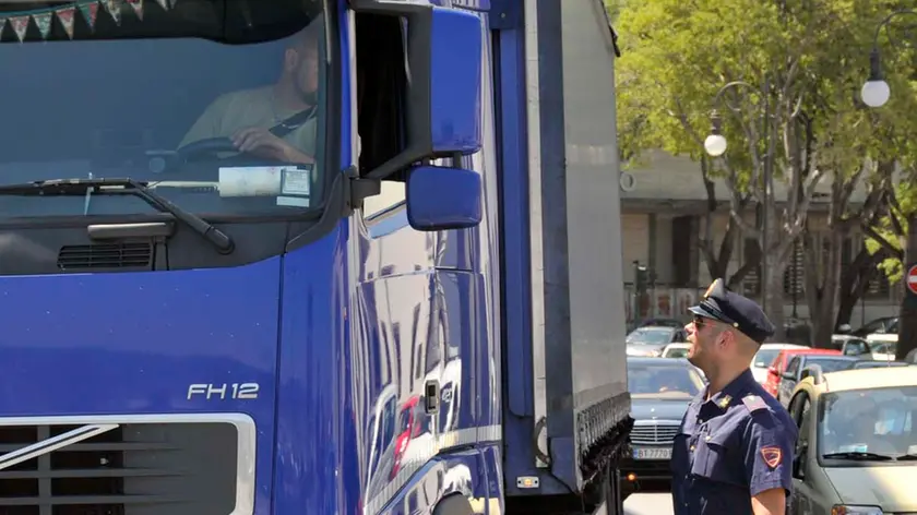 Foto BRUNI Trieste 25 05 2011 Sciopero dei portuali:la polizia scorta i camion