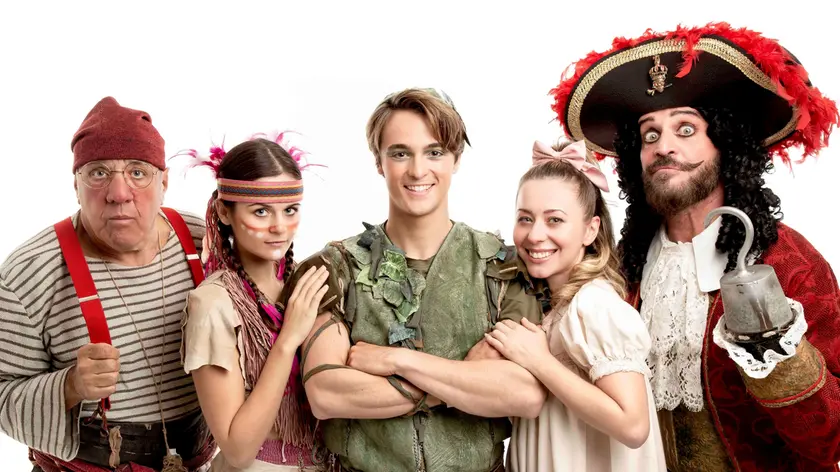 Il cast di Peter Pan con Capitan Uncino-Giò Di Tonno