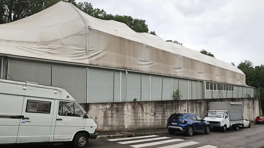 L’esterno della struttura di hockey e pattinaggio di via Boegan, dichiarata inagibile a novembre. A. Lasorte