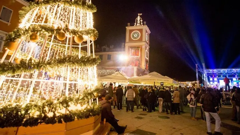 Un’immagine del centro storico di Rovigno durante passate festività Foto istra.hr