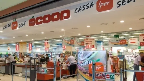 Clienti alle casse dell’ex ipermercato Coop operaie dentro al centro commerciale Torri d’Europa