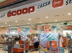 Clienti alle casse dell’ex ipermercato Coop operaie dentro al centro commerciale Torri d’Europa