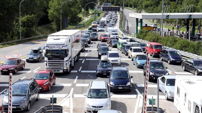 Auto e mezzi pesanti in coda per pagare il pedaggio al casello del Lisert