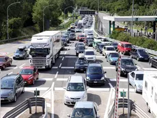 Auto e mezzi pesanti in coda per pagare il pedaggio al casello del Lisert