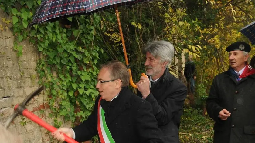 Bumbaca Gorizia 11.11.2012 Picconate caserma Amadio Cormons - Fotografia di Pierluigi Bumbaca