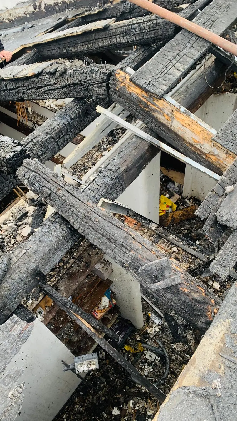 Ecco le foto dell'incendio e dell'esplosione avvenuta nella serata di ieri, mercoledì 18 settembre, sul tetto della palazzina al civico 3 di via Ricci, trasversale di via Cologna. Le immagini, acquisite anche dagli investigatori, aprono anche un'altra ipotesi: cioè che il rogo possa effettivamente essere divampato al quinto piano dello stabile, surriscaldando poi una bombola posizionata sul tetto dove sono in corso i lavori di ristrutturazione. La bombola è deflagrata proprio quando i pompieri erano sul tetto per domare le fiamme. Si sono salvati perché lo scoppio si è verificato sul lato opposto in cui si trovavano in quel momento. In corso di verifica l'impianto elettrico dell'alloggio sottostante al tetto. Intanto. si è tenuta questa mattina, giovedì 19 settembre, l'ispezione dei Vigili del fuoco. Aggiornamento di Gianpaolo Sarti