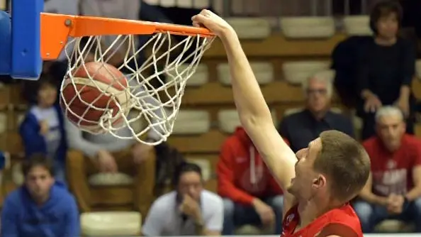 Una schiacciata di Francesco Candussi, uno dei veterani della Pallacanestro Trieste foto Bruni