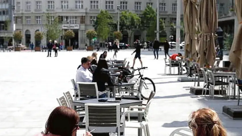 epa08400392 Women talk at a cafe in Belgrade, Serbia, 04 May 2020, amid the ongoing coronavirus COVID-19 pandemic. Cafes, bars and restaurants are being reopened as the authorities eased some of the measures that have been in place to limit the spread of the coronavirus SARS-CoV-2 which causes the COVID-19 disease. EPA/ANDREJ CUKIC