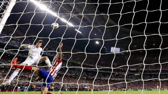 epa04223424 Real Madrid's Gareth Bale scores the 2-1 lead during the UEFA Champions League final between Real Madrid and Atletico Madrid at Luz stadium in Lisbon, Portugal, 24 May 2014. Real Madrid won 4-1 after extra time. EPA/HUGO DELGADO