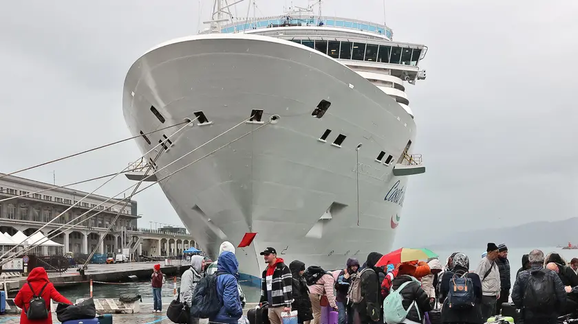 La nave bianca attraccata a Trieste