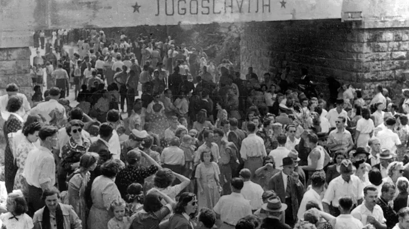 La storica immagine della folla alla Casa Rossa domenica 15 agosto 1950, la Domenica delle scope