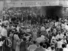 La storica immagine della folla alla Casa Rossa domenica 15 agosto 1950, la Domenica delle scope