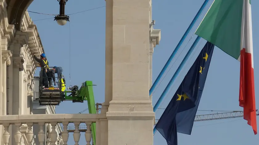 Lasorte Trieste 18/03/15 - Piazza Unità, Lavori Facciata Prefettura dopo Caduta Calcinacci 24 Dicembre 2014