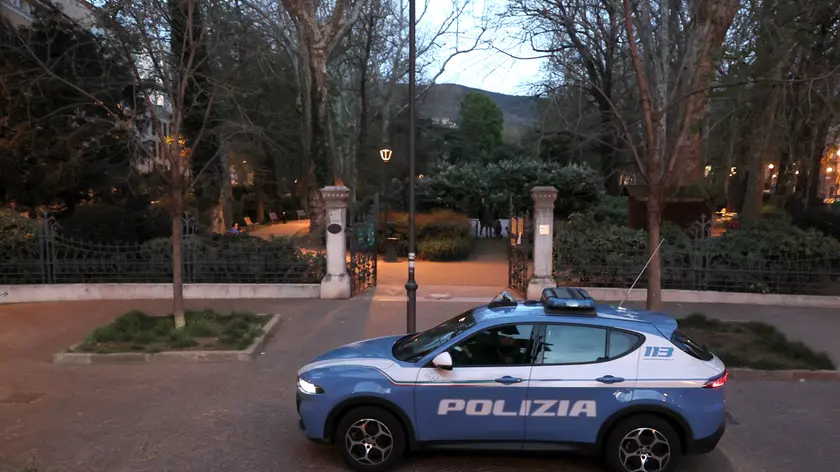 La polizia davanti al Giardino Pubblico di via Giulia (Lasorte)