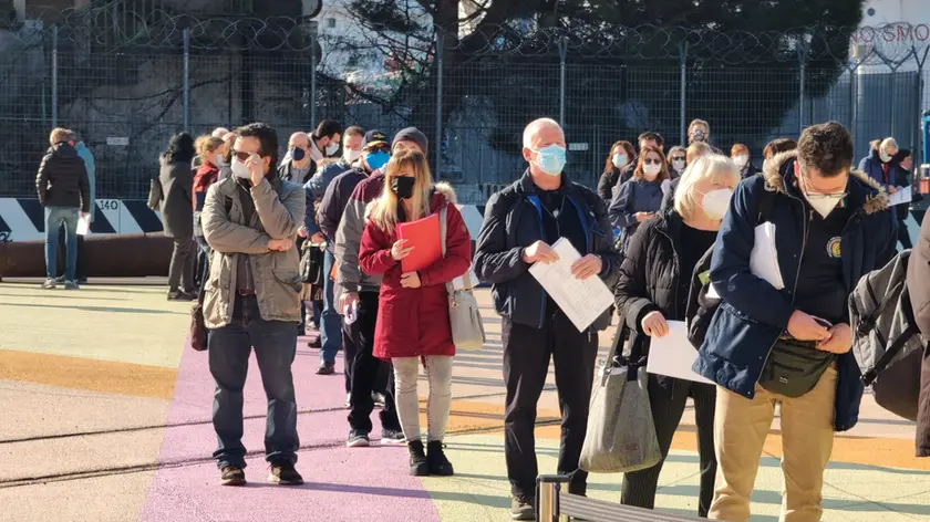 Le persone in coda per il vaccino nella mattina di oggi, venerdì 26 marzo, alla Centrale idrodinamica di Trieste. Foto Lasorte