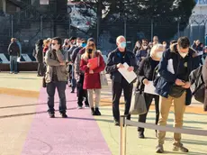 Le persone in coda per il vaccino nella mattina di oggi, venerdì 26 marzo, alla Centrale idrodinamica di Trieste. Foto Lasorte