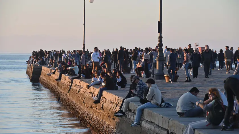 Il molo Audace stracolmo di turisti Fotoservizio Francesco Bruni