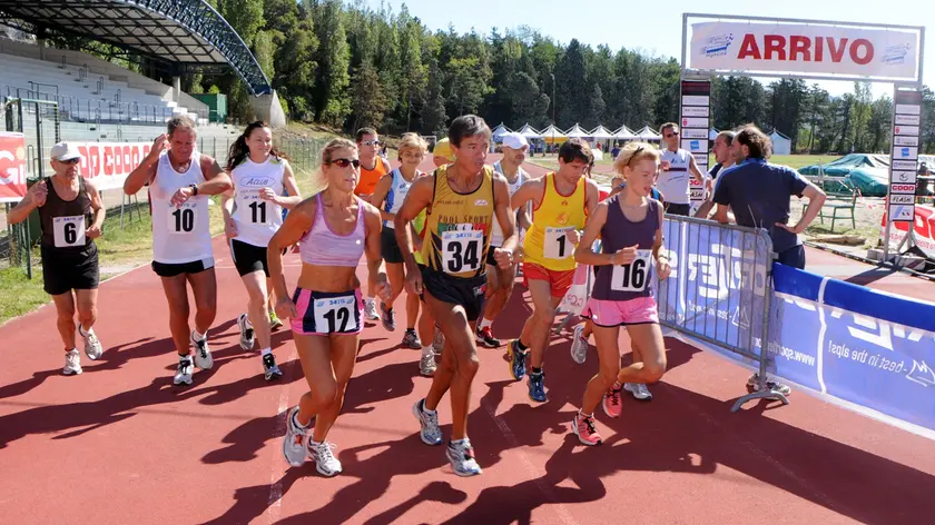 Atleti in gara sulla pista di campo Cologna