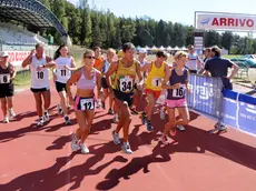 Atleti in gara sulla pista di campo Cologna