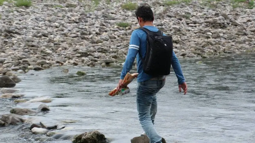 Il percorso creato con le pietre per arrivare sull'Isonzo (Bumbaca)